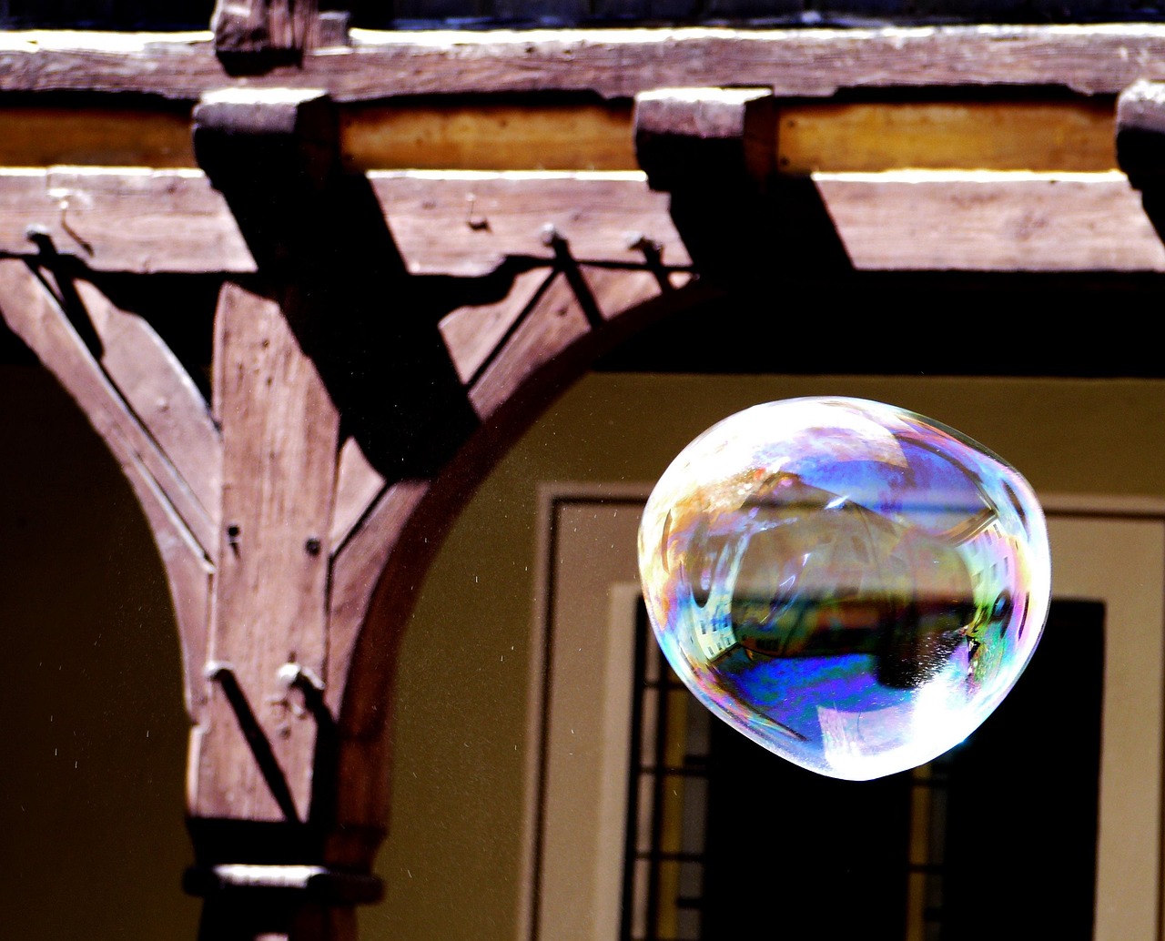 Une bulle de savon qui fond : l’illusion des années 1980 révèle un temps perdu