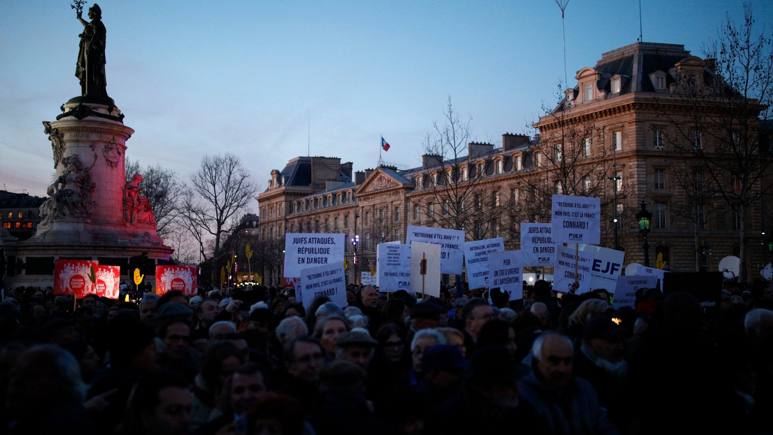L’Économie française en effondrement, Macron accusé d’ignorer l’antisémitisme : Le scandale de Charles Kushner