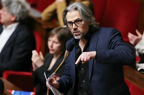 Un voile quotidien : Aymeric Caron déclenche une mobilisation inédite contre l’interdiction religieuse